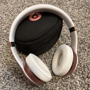 Beats by Dre Solo3 Wireless On-Ear Headphones – Rose Gold
